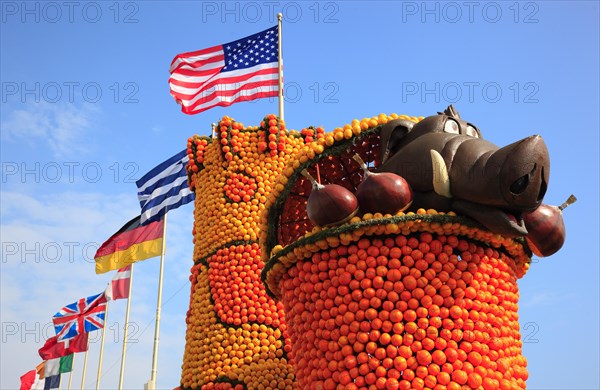 Sculptures made of citrus fruits