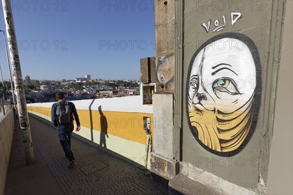 Original face with snout and human eyes on the D. Luis I bridge