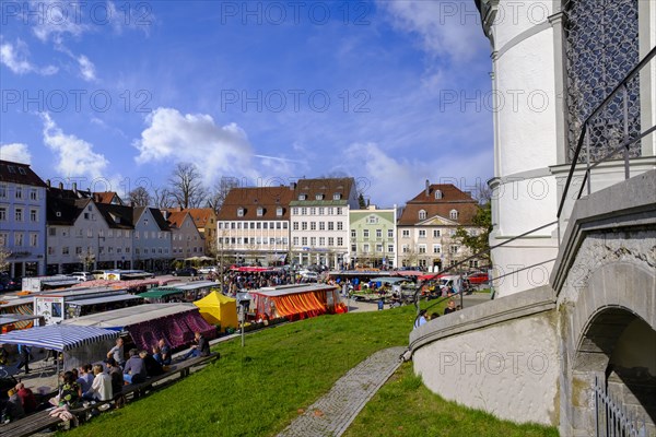 Weekly market at Hildegardplatz in front of St. Lorenz Church