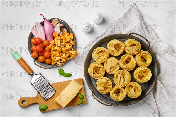 Trays with raw ingredients for mushroom pasta
