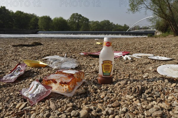 Party rubbish at Dessau city weir