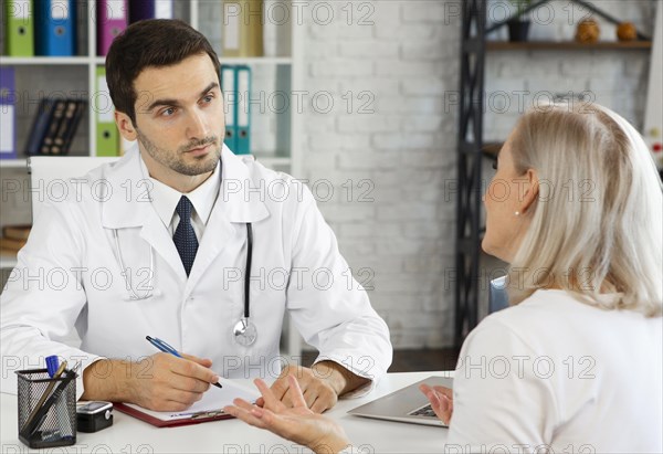 Medium shot doctor talking patient