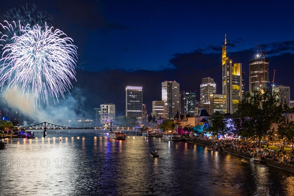 Numerous spectators watch the fireworks from the banks of the Main to mark the end of the MainfeSt