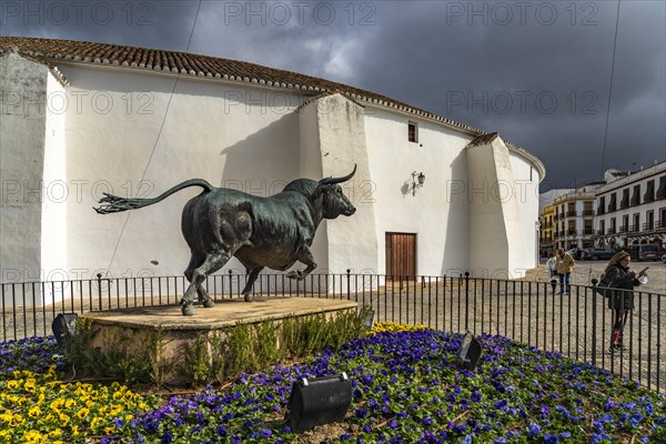 Bull sculpture in front of the bullring