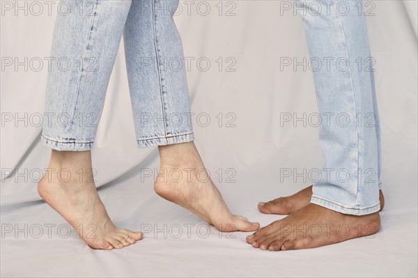 Side view man woman barefoot