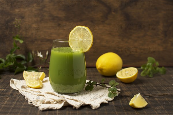 Arrangement with green smoothie lemons