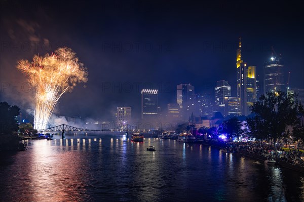 Numerous spectators watch the fireworks from the banks of the Main to mark the end of the MainfeSt