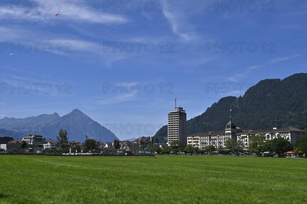 Hoehenmatte with high-rise Hotel Metropol r. Hotel Victoria Jungfrau