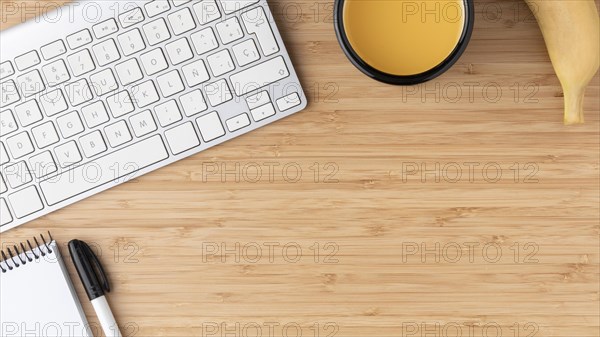 Flat lay desk arrangement with copy space 4