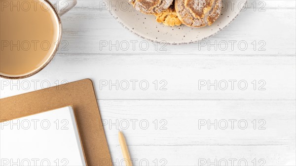 Flat lay desk composition with copy space 1