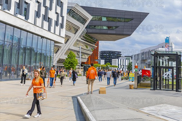 Students on the campus of the University of Economics WU