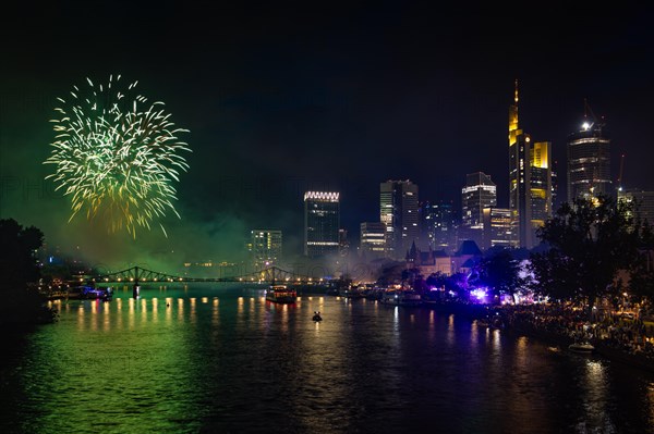 Numerous spectators watch the fireworks from the banks of the Main to mark the end of the MainfeSt