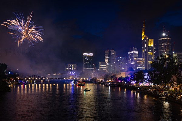 Numerous spectators watch the fireworks from the banks of the Main to mark the end of the MainfeSt