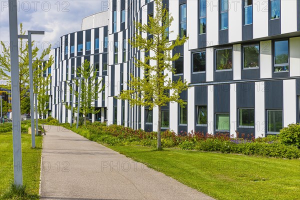 Modern building with green space on the campus of the University of Economics WU