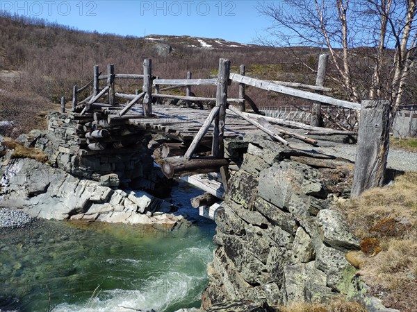 Old wooden bridge in Leirdalen