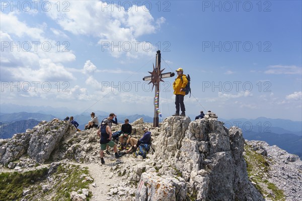 Hikers resting on the summit of the Guffertspitze