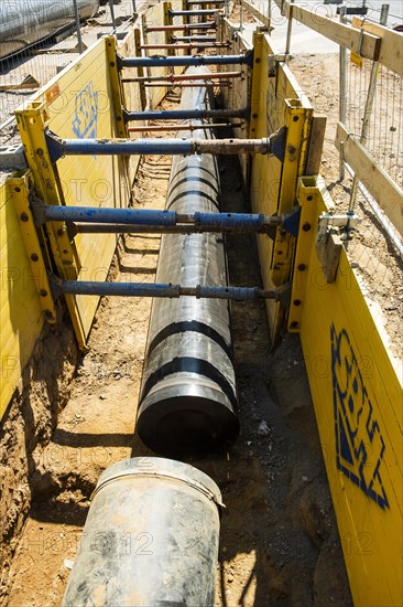 Construction work on a new district heating pipeline for the use of waste heat from an industrial plant in the Benrath district