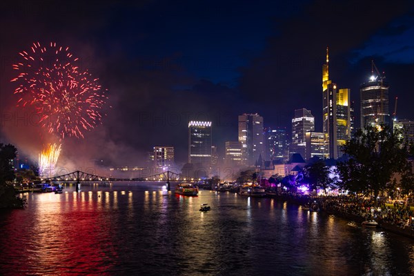 Numerous spectators watch the fireworks from the banks of the Main to mark the end of the MainfeSt