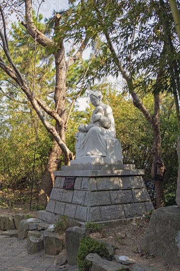 Statue of mother and child