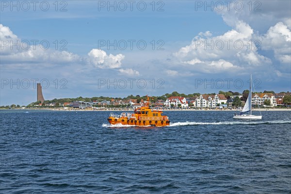 Pilot boat and sailboat off Laboe