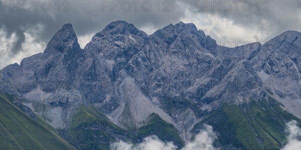 Mountain panorama with Trettachspitze