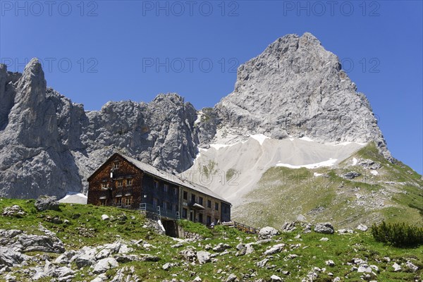 Lamsenjochhuette in front of Lamsenspitze