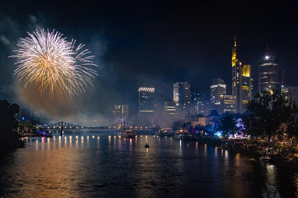 Numerous spectators watch the fireworks from the banks of the Main to mark the end of the MainfeSt