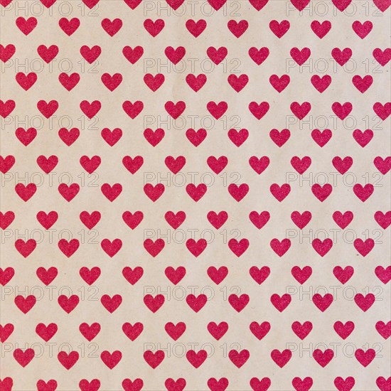 Seamless pattern with red hearts