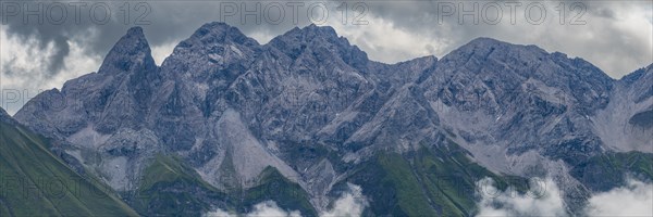 Mountain panorama with Trettachspitze