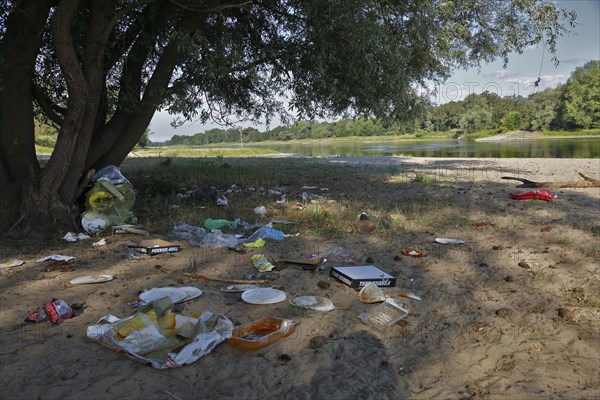 Party rubbish on the Elbe