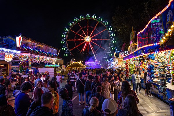 The colourful lights of the Mainfest shine in the evening. The Mainfest on the Mainkai