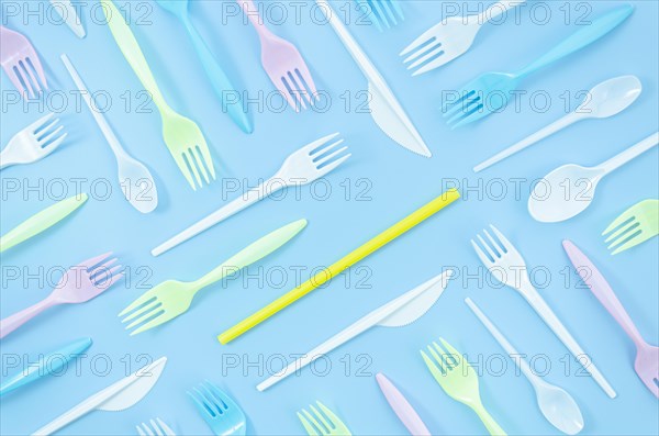 Top view disposable picnic cutlery composition