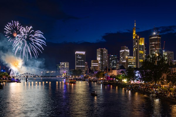 Numerous spectators watch the fireworks from the banks of the Main to mark the end of the MainfeSt