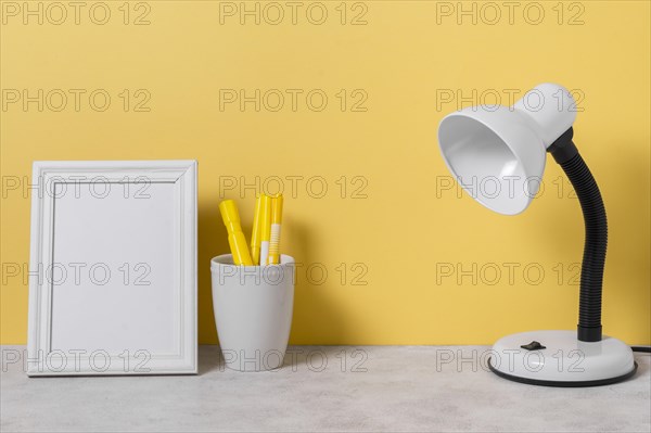 Arrangement with desk lamp pens