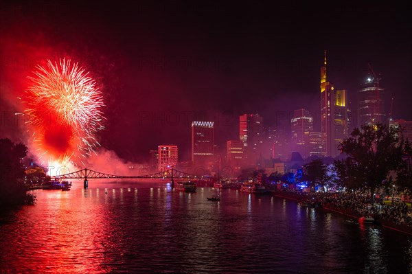 Numerous spectators watch the fireworks from the banks of the Main to mark the end of the MainfeSt