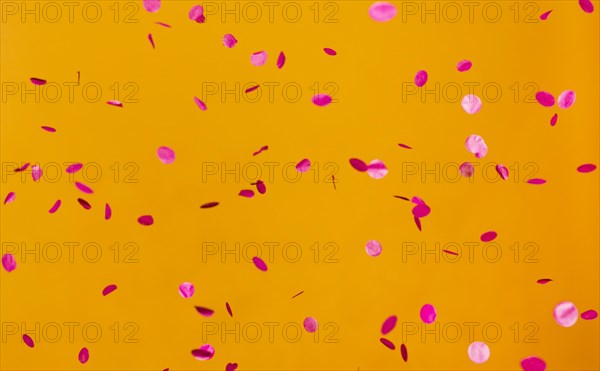 Arrangement party red confetti orange wall