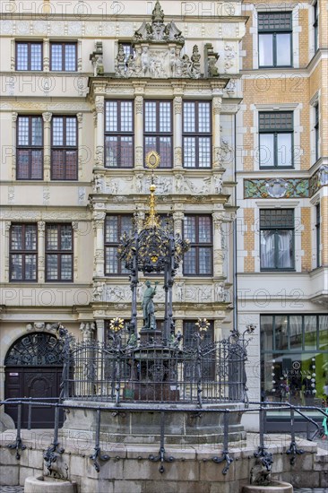 Oskar Winter Fountain and in the background Noltehaus