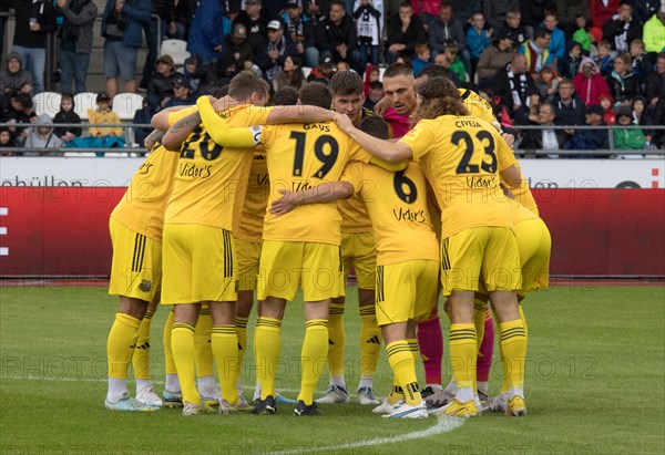 The 1.FC Saarbruecken team swears in in front of the matchSoccer