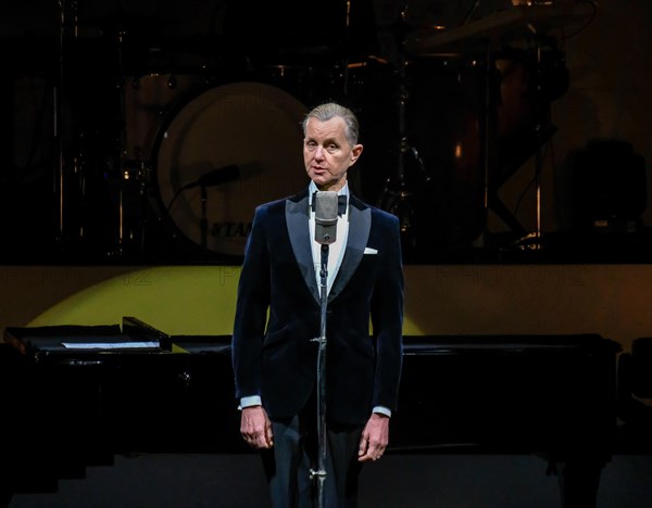 Max Raabe mit seinem Orchester auf Tournee. Hier in Schwaebisch Gmuend Baden-Wuerttemberg