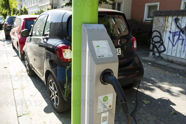 A car loads at a lamppost in Dortmund