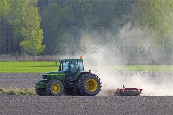 Tractor pulling cultipacker