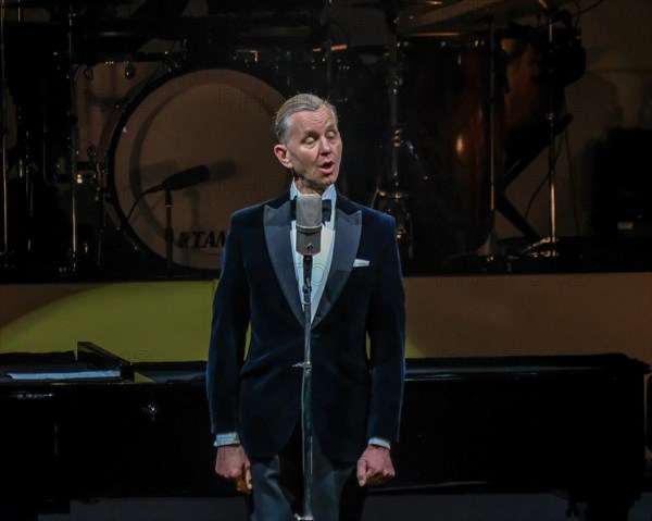 Max Raabe mit seinem Orchester auf Tournee. Hier in Schwaebisch Gmuend Baden-Wuerttemberg