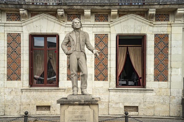 Statue of Robert Houdin in front of the Maison de la Magie in Blois