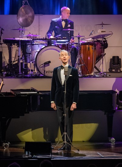 Max Raabe mit seinem Orchester auf Tournee. Hier in Schwaebisch Gmuend Baden-Wuerttemberg