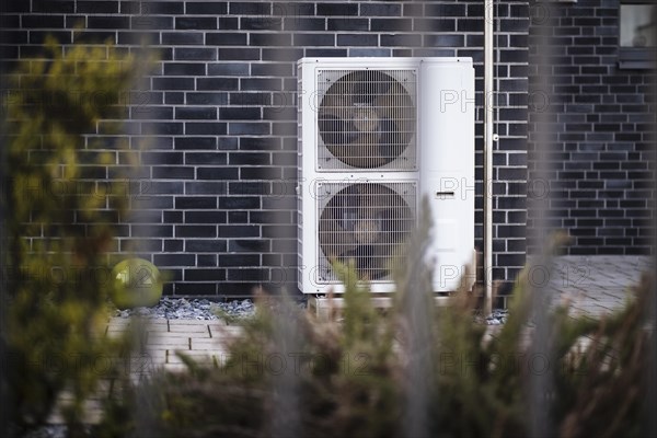 Heat pump hybrid heating in the front garden of a detached house in Langenfeld