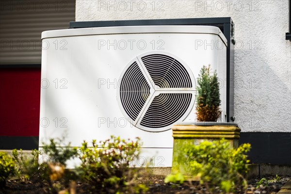 Heat pump in the front garden of a terraced house in Monheim am Rhein