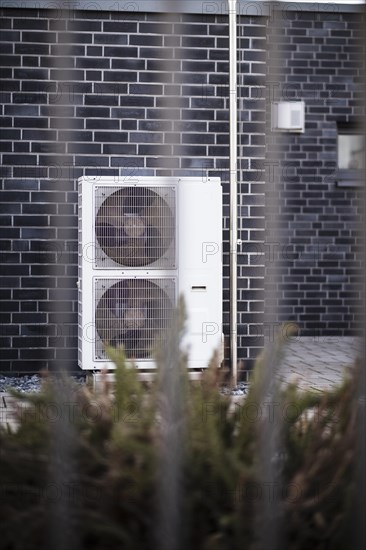 Heat pump hybrid heating in the front garden of a detached house in Langenfeld