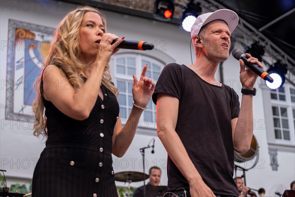 Max Mutzke & Lumberjack auf Schloss Filseck. Im Bild Backgroundsaenger Sonja Priehn und Kai Podeck