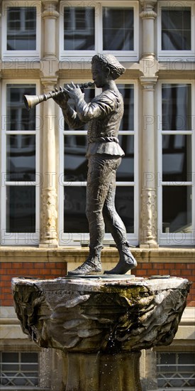 Pied Piper Fountain by Bruno Jakobus Hoffmann in Osterstrasse