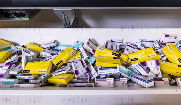 Sorting machine with medicines in a pharmacy